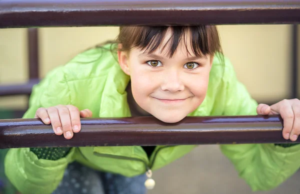 Schattig klein meisje speelt in Speeltuin — Stockfoto