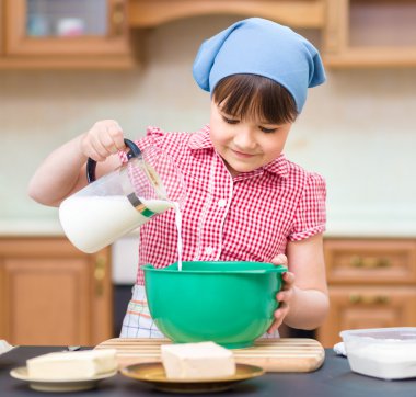 Mutfak pişirme kız