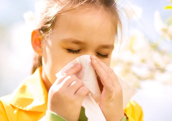 La niña se está sonando la nariz. — Foto de Stock