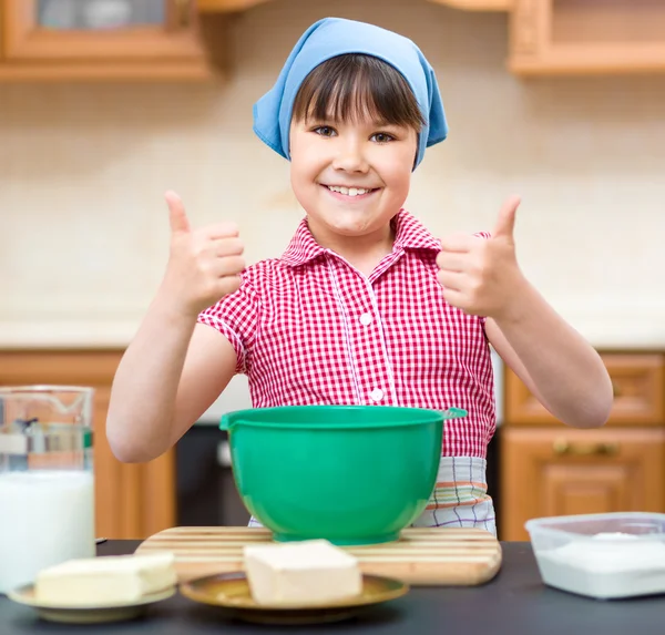 女の子は台所で料理 — ストック写真