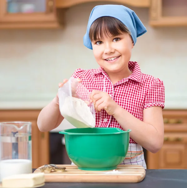 女の子は台所で料理 — ストック写真