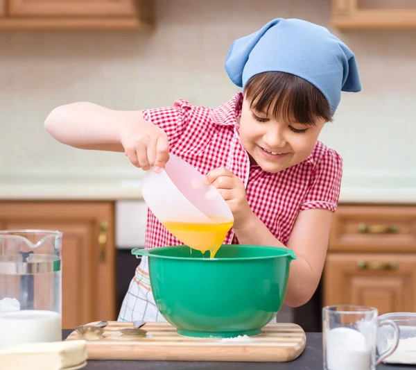 Girl is cooking in kitchen — Stock Photo, Image