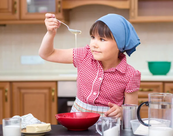 Girl is cooking in kitchen — Stock Photo, Image