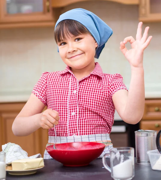 Dívka je vaření v kuchyni — Stock fotografie