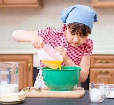 Mutfak pişirme kız