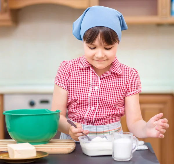 Girl is cooking in kitchen — Stock Photo, Image