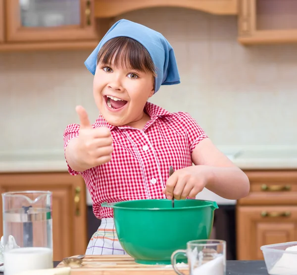 女の子は台所で料理 — ストック写真