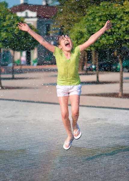 Meisje wordt uitgevoerd door middel van fonteinen — Stockfoto