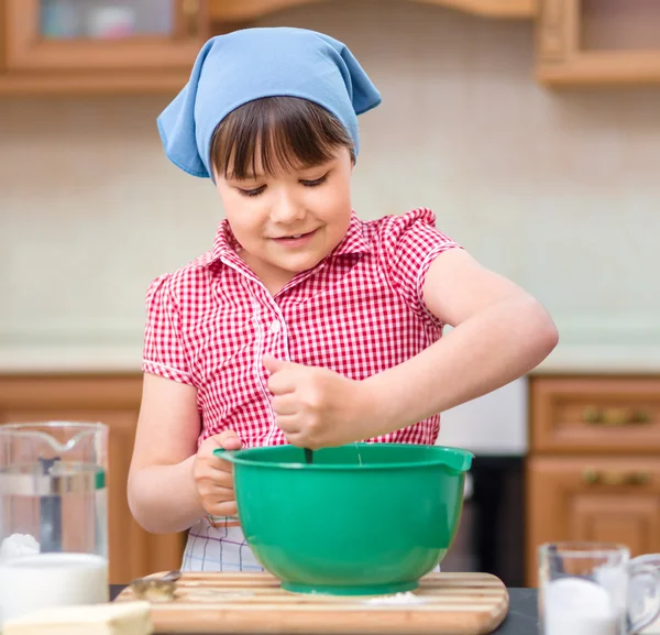 Lány a konyhában a főzés Stock Kép