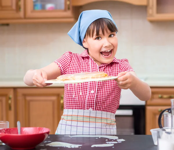 女の子は台所で料理 ストック写真