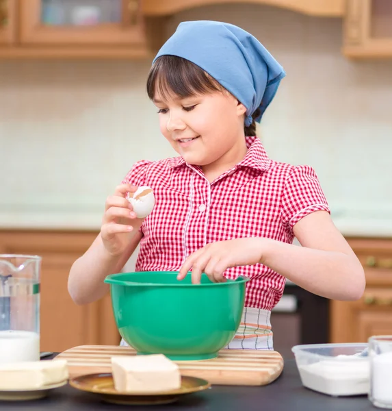Gadis yang memasak di dapur — Stok Foto