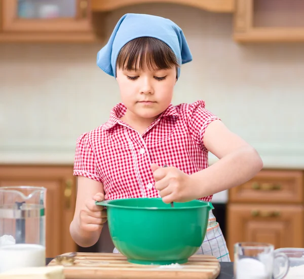 Girl is cooking in kitchen — Stock Photo, Image