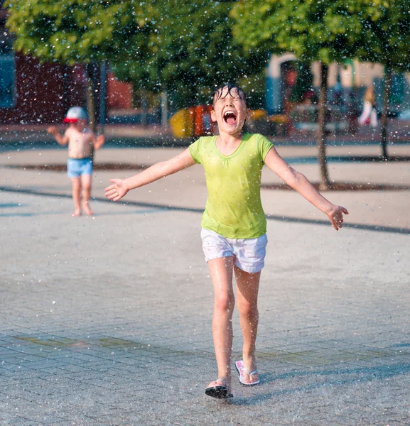 Девушка бежит по фонтанам — стоковое фото
