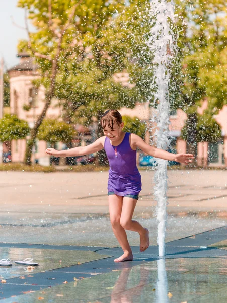 Menina está desfrutando fonte com água fria — Fotografia de Stock