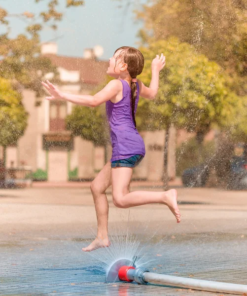 Menina está desfrutando fonte com água fria — Fotografia de Stock