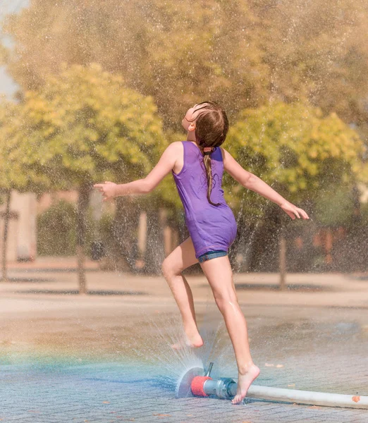 Ragazza sta godendo fontana con acqua fredda — Foto Stock