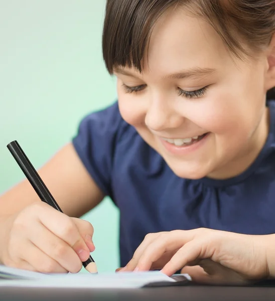 Милий веселий малюнок дитини за допомогою олівця — стокове фото