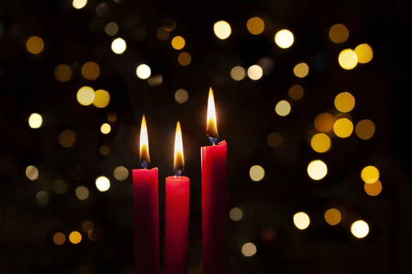 Три Красных Зажженных Свечи Красочным Боке Фон Рождество Новый Год — стоковое фото