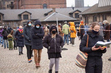 Coronavirus Covid-19 test merkezindeki sağlık taraması için sırada bekleyen insanlar var. Kopenhag, Danimarka - 21 Aralık 2020.