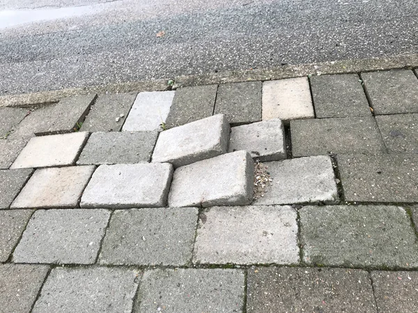 Sidewalk Trottoarplattor För Fotgängare Ojämna Grund Bristande Underhåll Kan Orsaka — Stockfoto