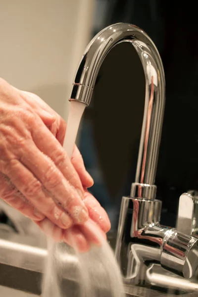 Närbild Person Tvätta Händerna Med Tvål Vattenkranen Modern Badrumsmiljö Hygienkonceptet — Stockfoto