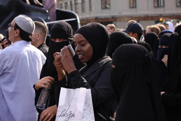 Muzułmańskie Kobiety Podczas Protestu Przeciwko Zakazowi Używania Tradycyjnych Islamskich Ubrań — Zdjęcie stockowe