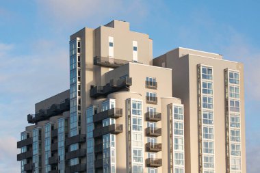 Mavi gökyüzüne karşı kübist tarzda modern bir apartman binası. Kopenhag, Danimarka - 14 Ocak 2021.