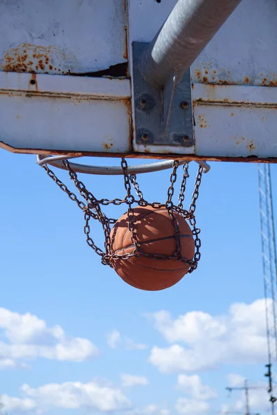 Bir Basketbol Topu Açık Havada Beyaz Bulutlu Güneşli Bir Havada — Stok fotoğraf