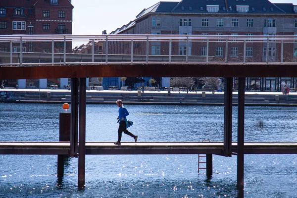 Mann Joggt Auf Promenade Wasser Stadthafen Kopenhagen Dänemark April 2021 — Stockfoto