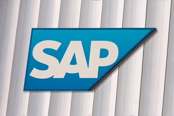 近代的な建物の金属壁にSap商標ロゴ Sap Seは エンタープライズソフトウェアを開発するドイツの多国籍ソフトウェア会社です コペンハーゲン デンマーク 2021年7月25日 — ストック写真