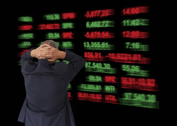 股票交易人看着轻板上的股票价格时 神智不清 大多数数字都是红色的 经济危机概念 股票价格下跌 — 图库照片