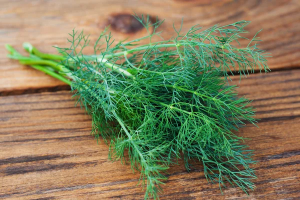 Dill na mesa de madeira — Fotografia de Stock