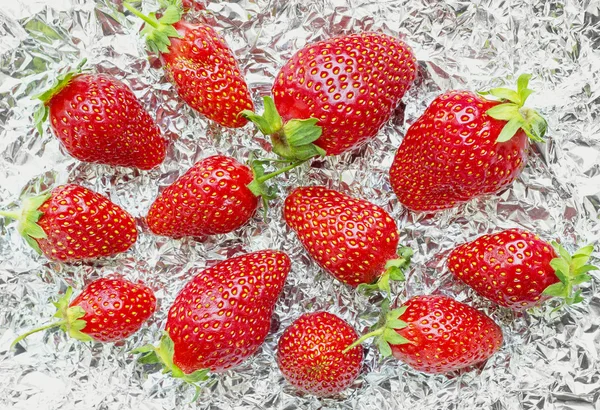 Frische Erdbeere auf Folienhintergrund — Stockfoto