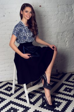 güzel kız eteği ve mavi bluz 