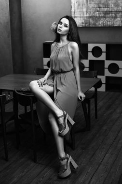  Gece elbiseli kadın.