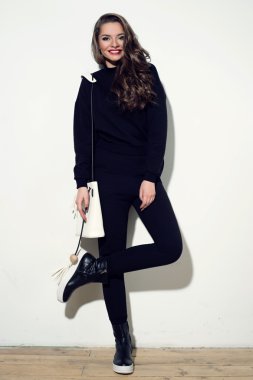  şık kız kazak ve el çantası