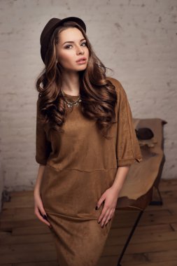  Kahverengi elbiseli şık kadın