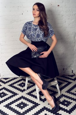 güzel kız eteği ve mavi bluz 