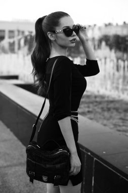 şık kadın Sokağı'nda poz