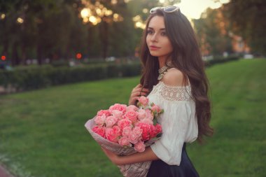 Genç güzel kız pembe Güllü