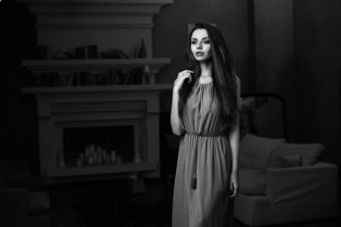  Gece elbiseli kadın.