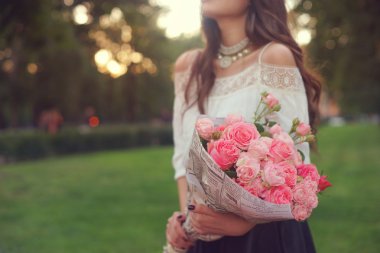 Genç güzel kız pembe Güllü