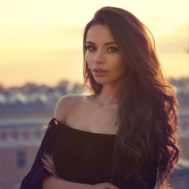 zarif kız günbatımı şehri ele poz