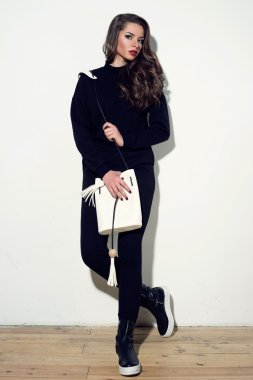  şık kız kazak ve el çantası