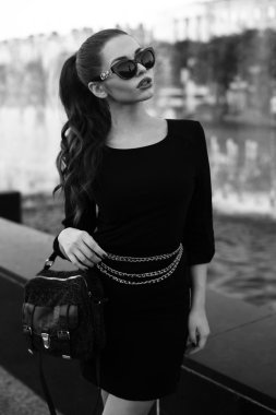 şık kadın Sokağı'nda poz