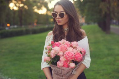 Genç güzel kız pembe Güllü