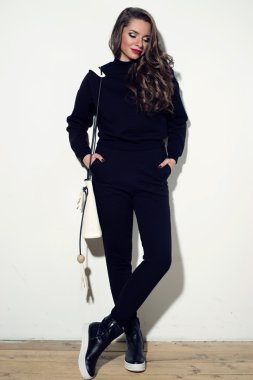  şık kız kazak ve el çantası