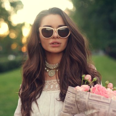 Genç güzel kız pembe Güllü