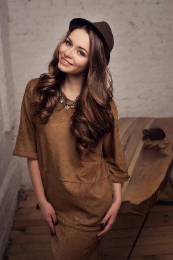  Kahverengi elbiseli şık kadın