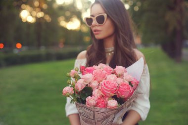 Genç güzel kız pembe Güllü